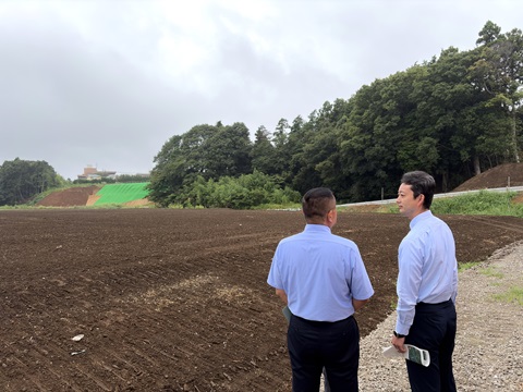 二重川地区生産技術高度化施設の建設予定地における現地視察の際、市長の説明を聞きながら視察をする知事の画像