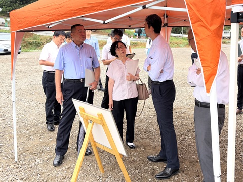 二重川地区生産技術高度化施設の建設予定地における現地視察の際、説明パネルの前で説明を聞く知事の画像