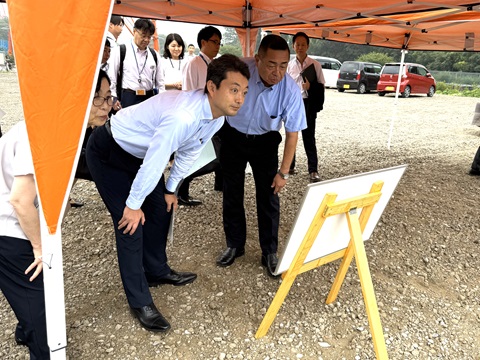 二重川地区生産技術高度化施設の建設予定地における現地視察の際、説明看板で視察現場の確認をする知事の画像