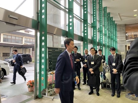 市立柏中学校（校内教育支援センター）における現地視察の際、学校入口玄関から入場した知事の画像