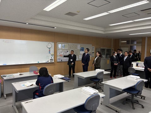 市立柏中学校（校内教育支援センター）における現地視察の際、教室を視察する知事の画像