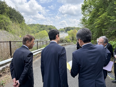 圏央道（仮称）かずさインターチェンジ建設予定地における現地視察の際、市長の説明を聞く知事の画像