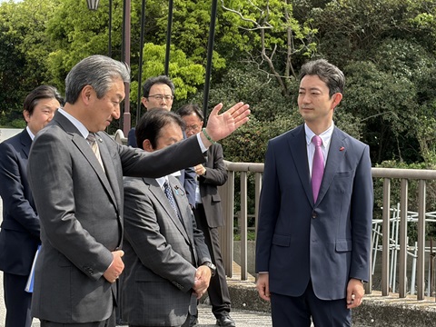 木更津港富津地区における現地視察の際、市長の説明を聞く知事の画像