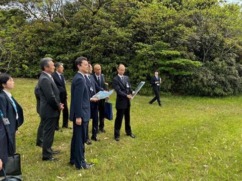 木更津港富津地区における現地視察の際、資料を見ながら市長の説明を聞く知事の画像