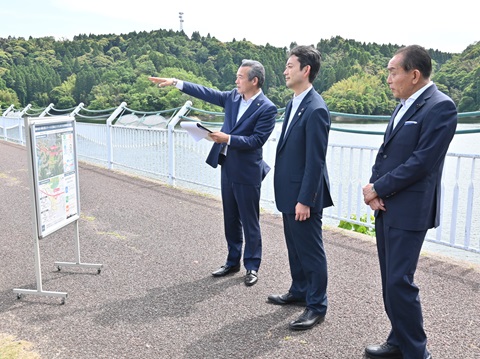 大網白里スマートIC周辺エリア（小中池公園）における現地視察の際、市長の説明を聞きながら視察をする知事の画像