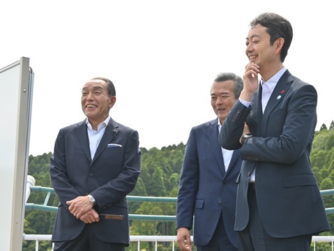 大網白里スマートIC周辺エリア（小中池公園）における現地視察の際、説明パネルを見ながら視察をする知事の画像