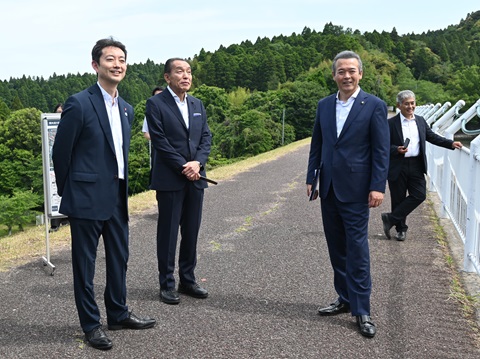 大網白里スマートIC周辺エリア（小中池公園）における現地視察の際、エリア全体を見渡しながら視察をする知事の画像