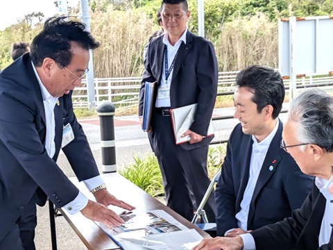 真亀川河口における現地視察の際、町長の説明を聞く知事の画像