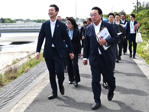 真亀川河口における現地視察の際、町長の説明を聞きながら視察をする知事の画像