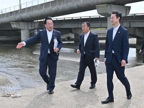 真亀川河口における現地視察の際、町長の説明を聞きながら河口の視察をする知事の画像