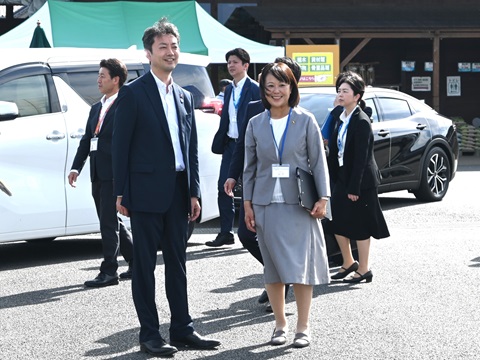 道の駅みのりの郷東金における現地視察の際、市長の説明を聞く知事の画像