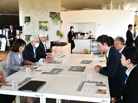 道の駅みのりの郷東金における現地視察の際、レストラン棟で市長の説明を聞く知事の画像
