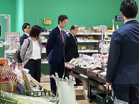 手賀沼親水広場・水の館および手賀大橋北詰桟橋における現地視察の際、売り場を視察する知事の画像