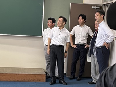 南流山中学校における現地視察の際、校舎内で市長の説明を聞く知事の画像