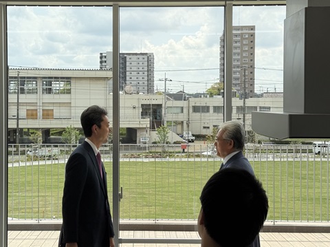 市原市八幡総合市民センター（やわたパレット）における現地視察の際、市長の説明を聞く知事の画像