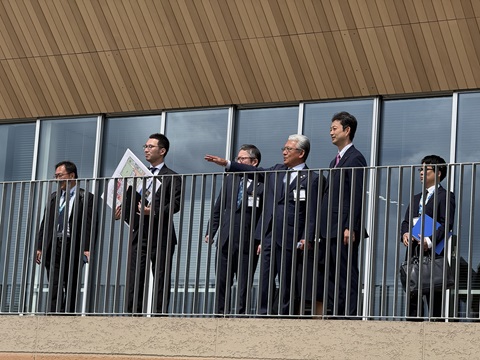 市原市八幡総合市民センター（やわたパレット）における現地視察の際、施設内から屋外を見渡す知事の画像
