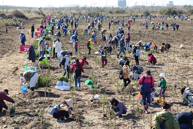 法人の森における植樹活動