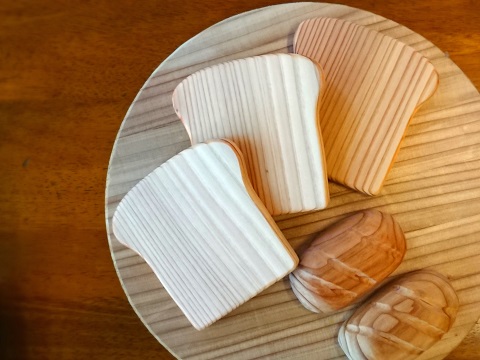 千葉県産の木材を使用したパンのおもちゃ