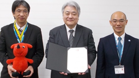 認定証を持った袖ケ浦さつき台病院院長と健康福祉部長、障害者福祉推進課長の画像。
