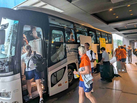 選手団の見送り