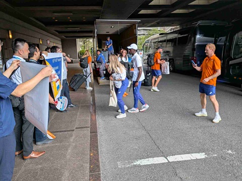 選手団の見送り