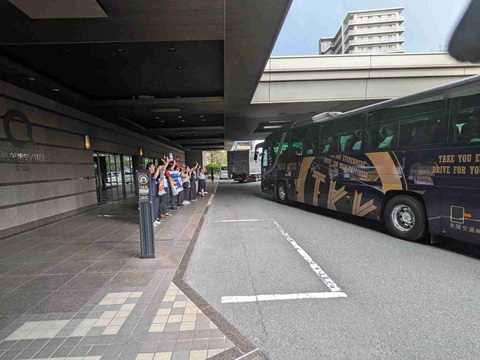 選手団の見送り