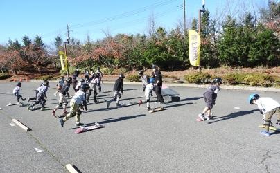 地面の蹴り方を練習する参加者