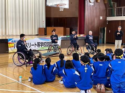 競技について説明する選手