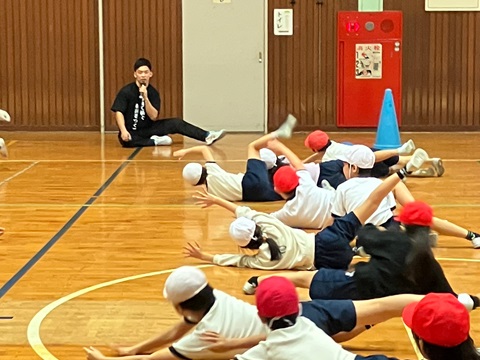 ディフェンスの練習をする児童
