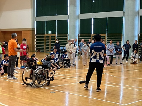 ボッチャについて照会する佐藤選手