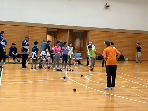 ボッチャを体験する子ども