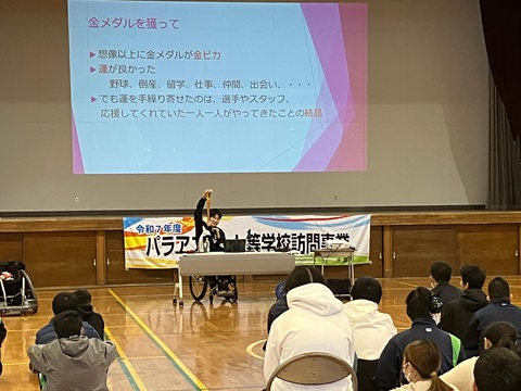 講演を行う羽賀選手