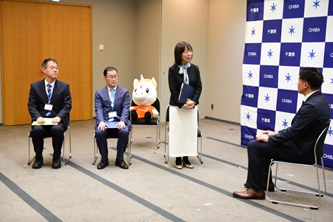 挨拶する板倉局長