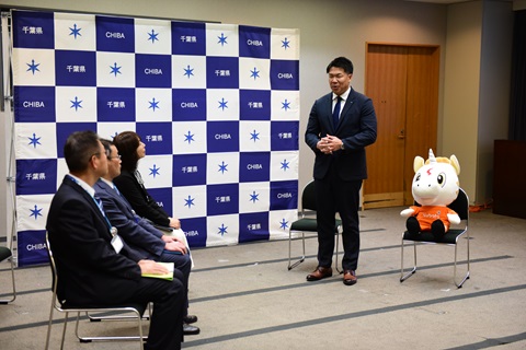 挨拶する前川氏