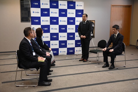 あいさつする吉川代表理事