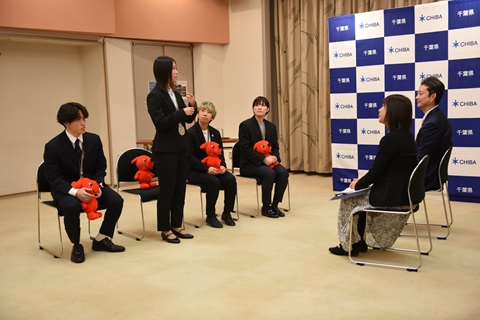 千葉県知事とデフリンピックメダリストの歓談