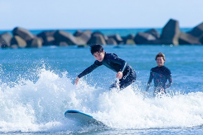 サーフィンを楽しむ若者