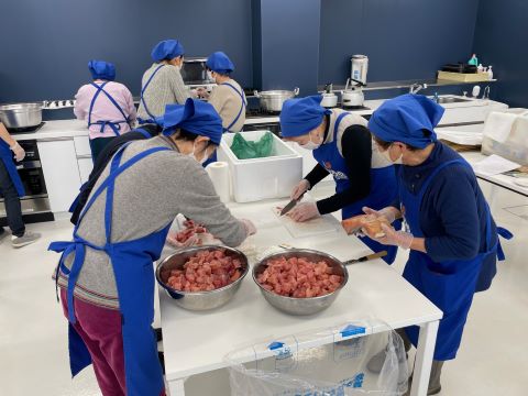 勝浦釣り寒マカジキのねぎま汁作成の様子