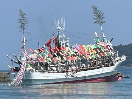 写真のカラフルな棒がサンマ棒受網漁で使用する集魚灯です