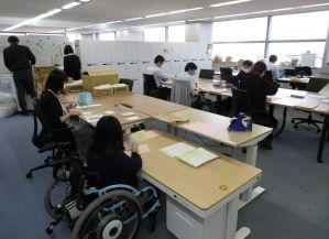 オフィスで働いている様子