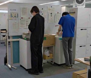 シュレッド作業の写真