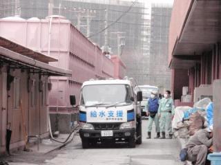 病院受水槽への応急給水 病院受水槽への応急給水