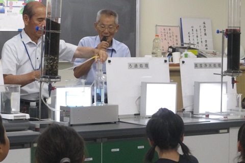 浄水処理実験の様子