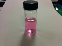 DPD試薬でピンク色に変化した水道水