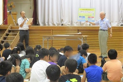 小学校で講座をしている写真