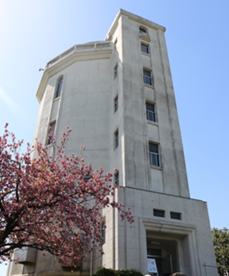 千葉高架水槽と桜