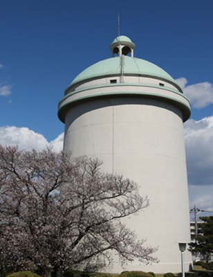 栗山配水塔と桜