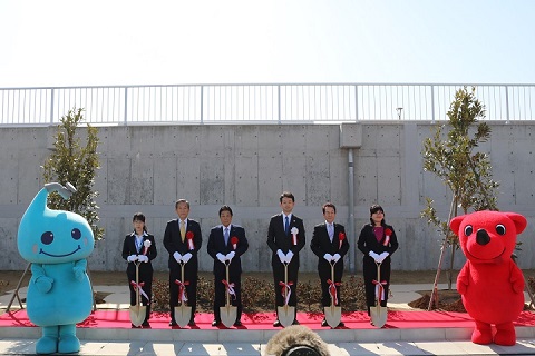 記念植樹参加者の画像