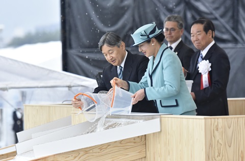 第43回大分県大会にて稚魚を御放流される様子