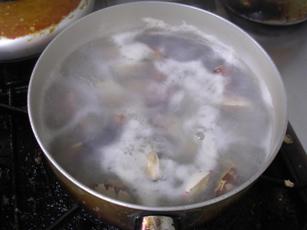 鍋の中が白く煮立つ